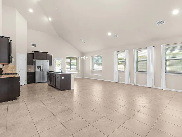 2437 Lyla Ln — Photo 4