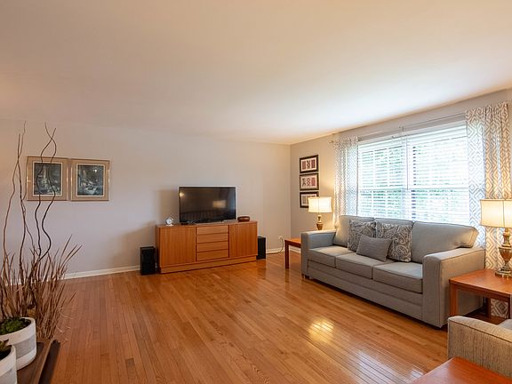 2nd image of 412 E Juniper Dr