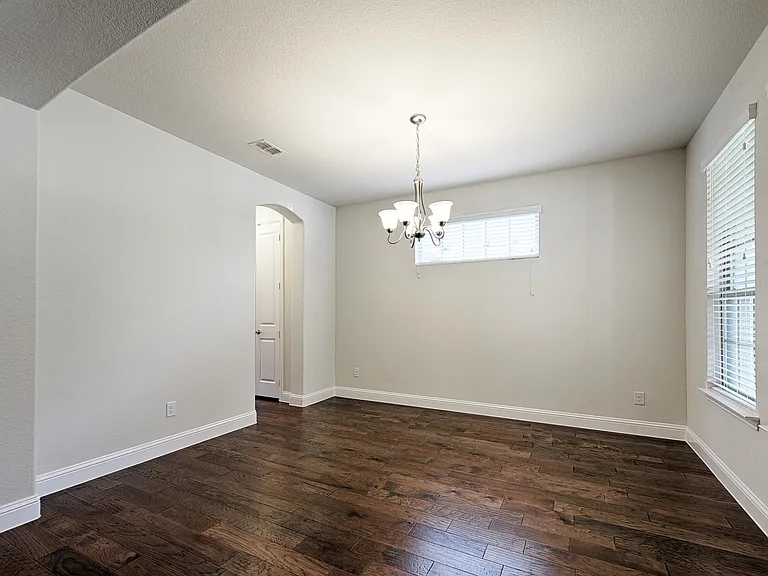 1208 Uplands Dr — Photo 4
