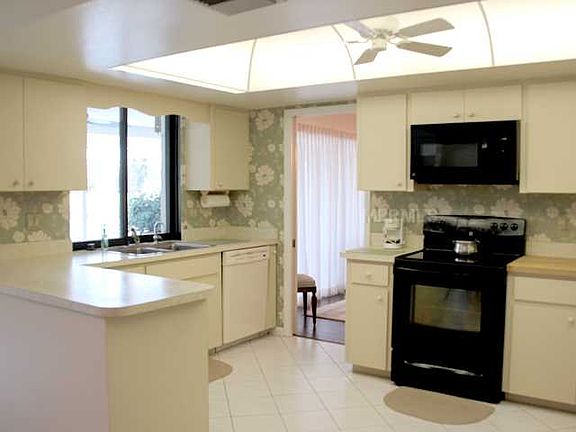 4th image of 981 N Doral Ln