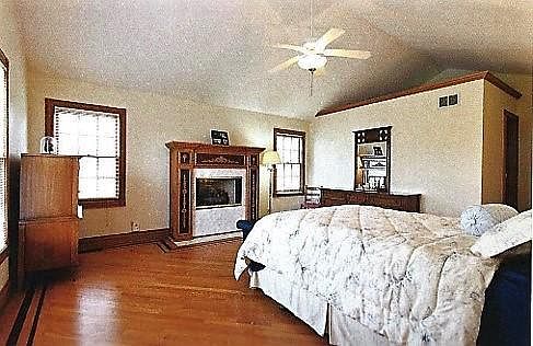 4th image of 1616 N Clarence Ave