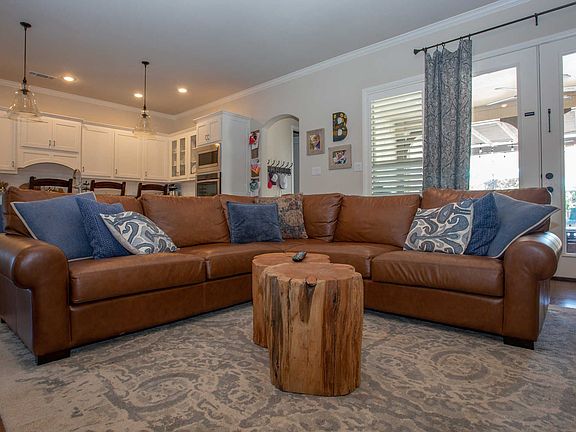 300 Creekview Terr-8.jpg