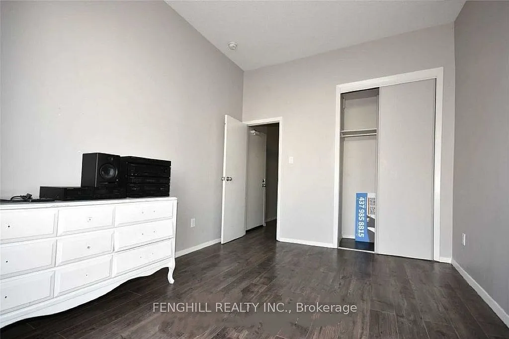 Building Photo - 678 Bathurst St #MAIN