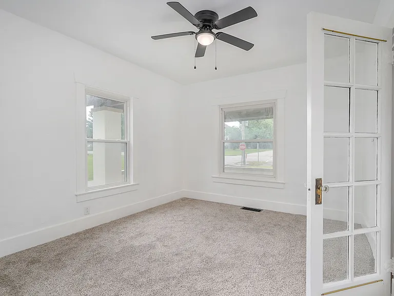 412 E Walker St — Photo 11