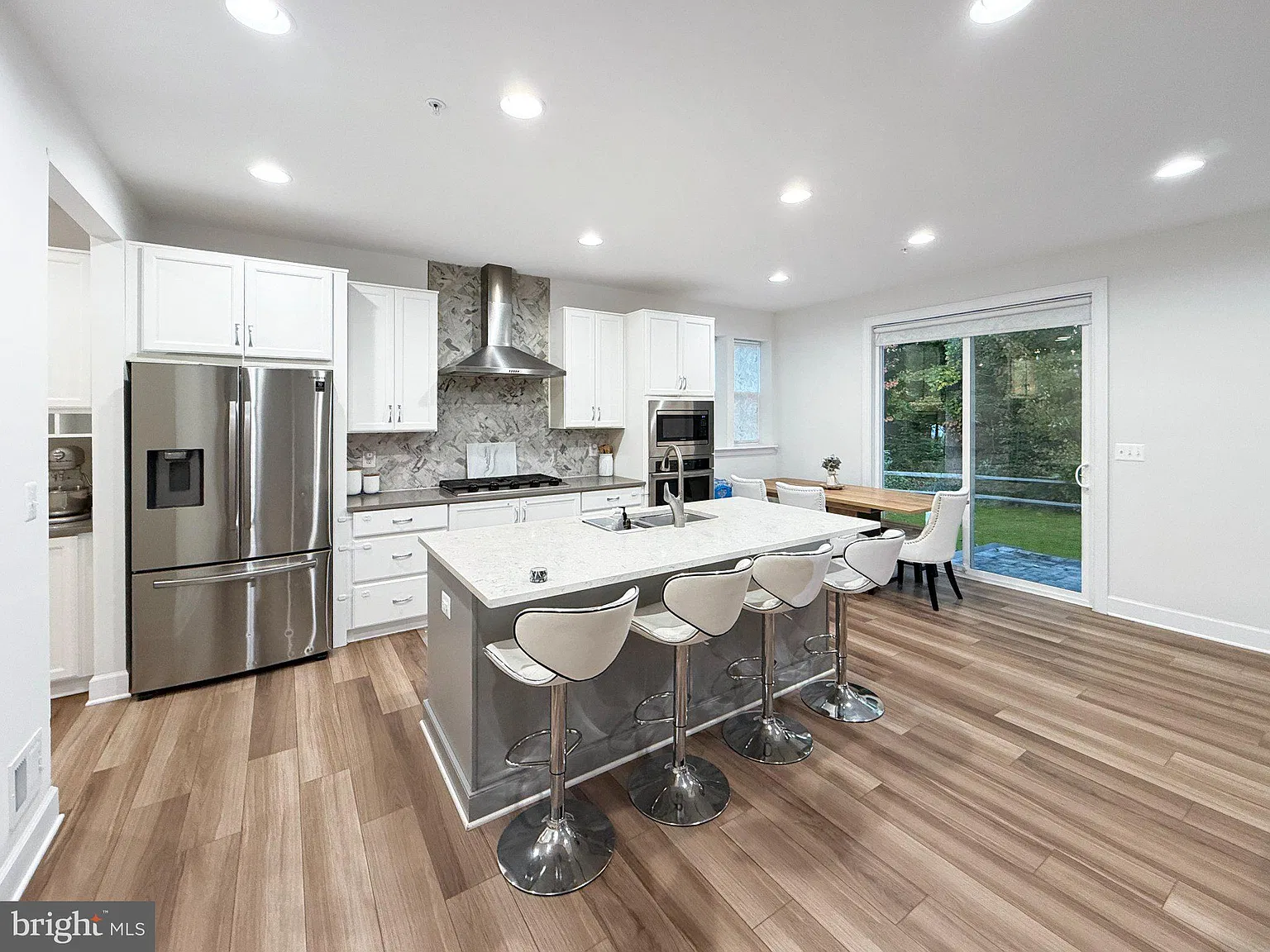 6 bed, 5.0 bath, 4000 sqft, $4,300 — Photo 3