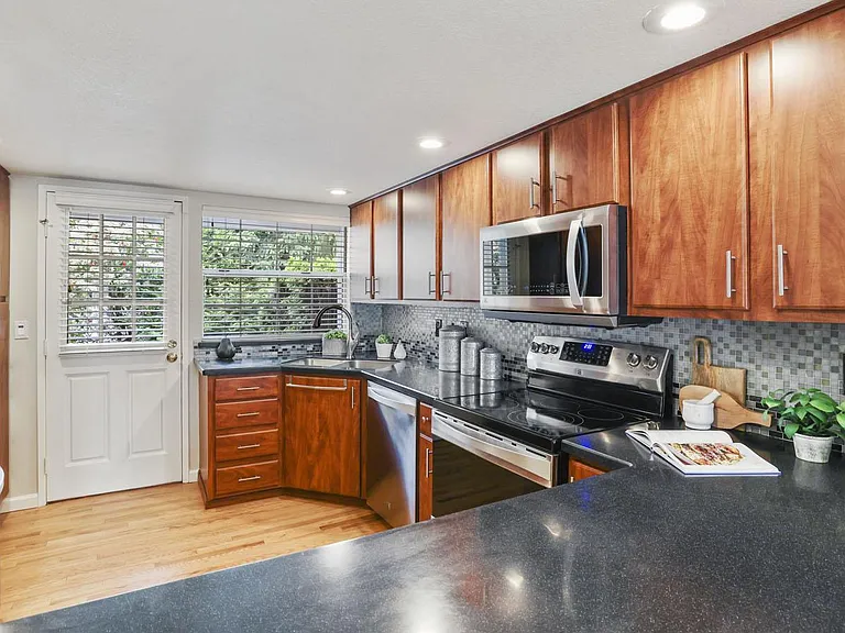 11302 SE 65th St — Photo 11