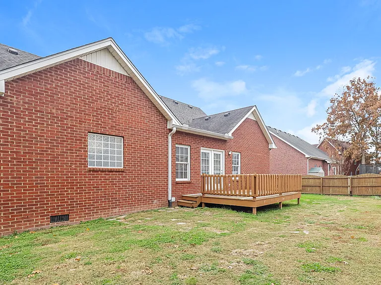 411 Carmel Dr — Photo 17