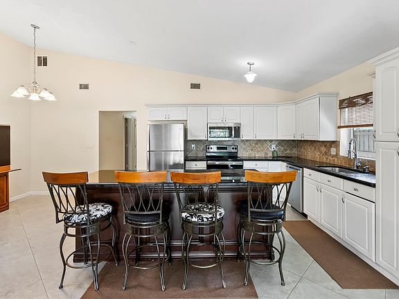 5th image of 125 NW 60th Avenue