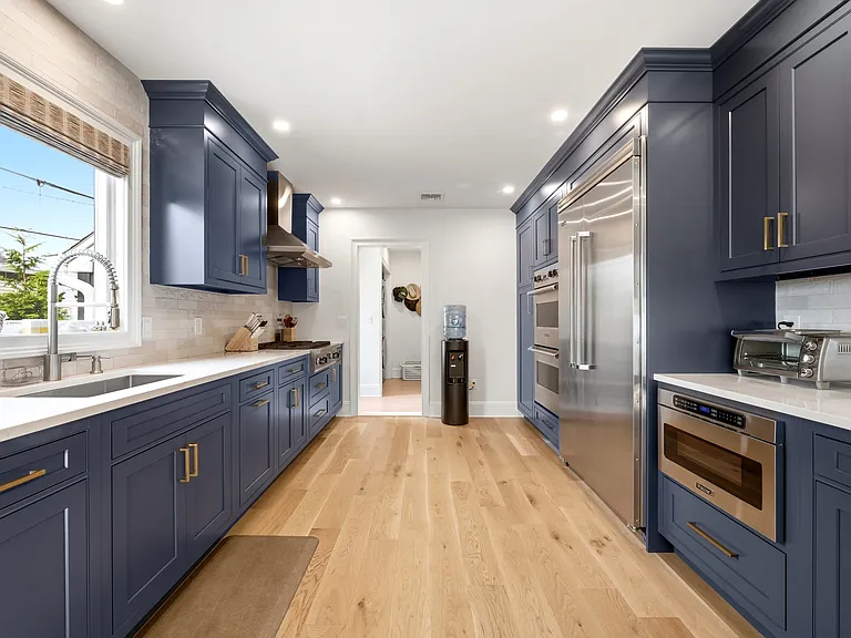 Viking appliances, Wide Oak Flooring, Washer/Dryer and Mudroom