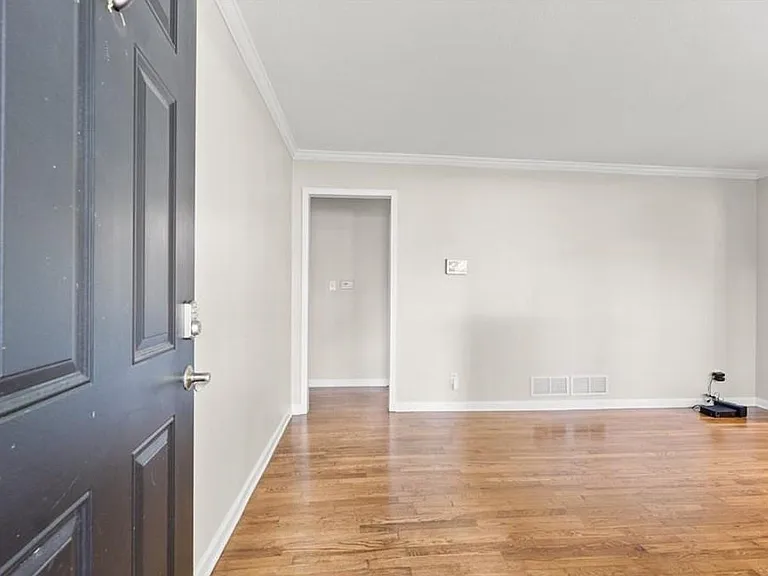 491 Morningside Dr — Photo 2