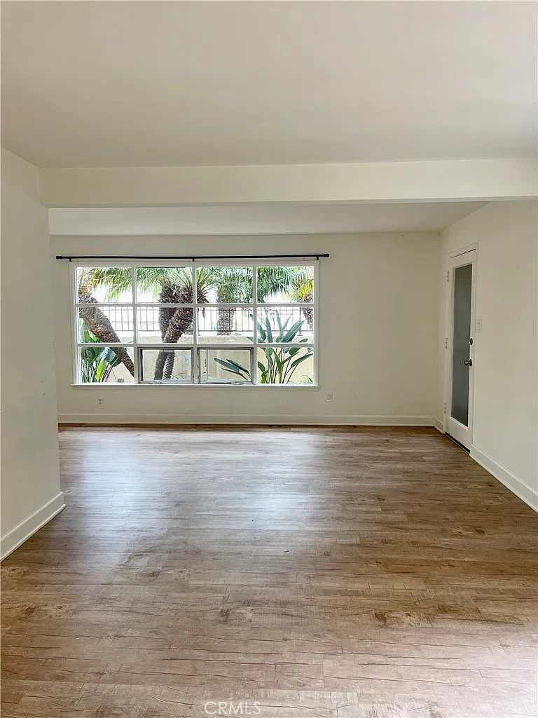 2 bed, 900 sqft, $3,975 — Photo 3