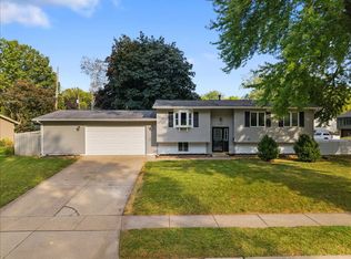 4153 Greenbrier Dr, Bettendorf, IA 52722