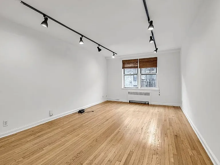 2080 Barnes Ave #4E — Photo 1