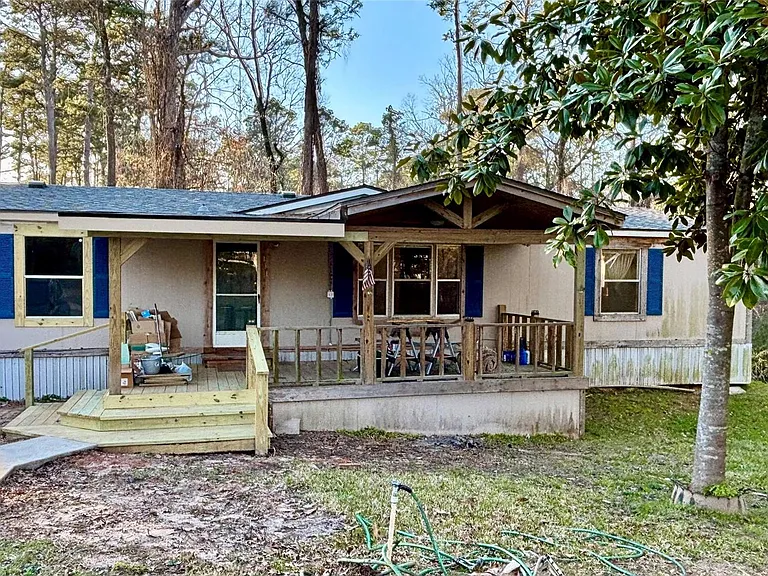 111 Lakeside Woods Dr — Photo 1