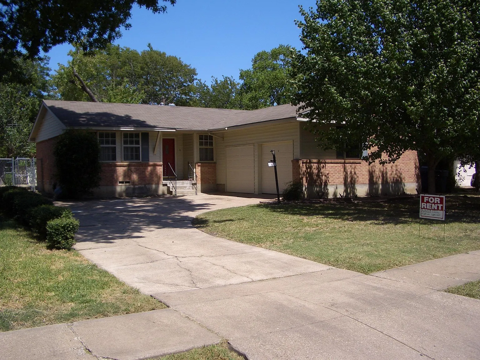 3 bed, 1345 sqft, $1,999 — Photo 2