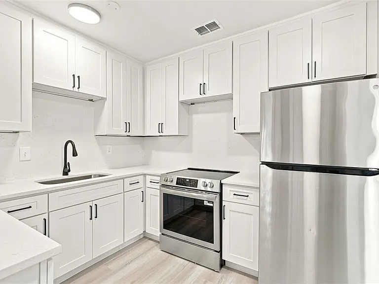 2704 E Jefferson St — Photo 16