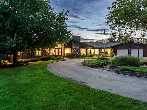 3rd image of 8600 Summerset Dr