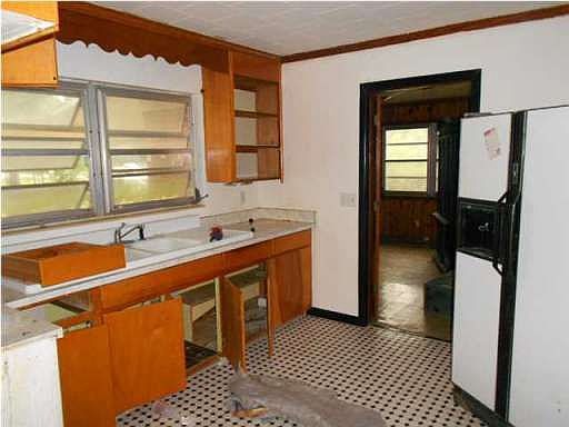 3rd image of 615 Cary Memorial Dr