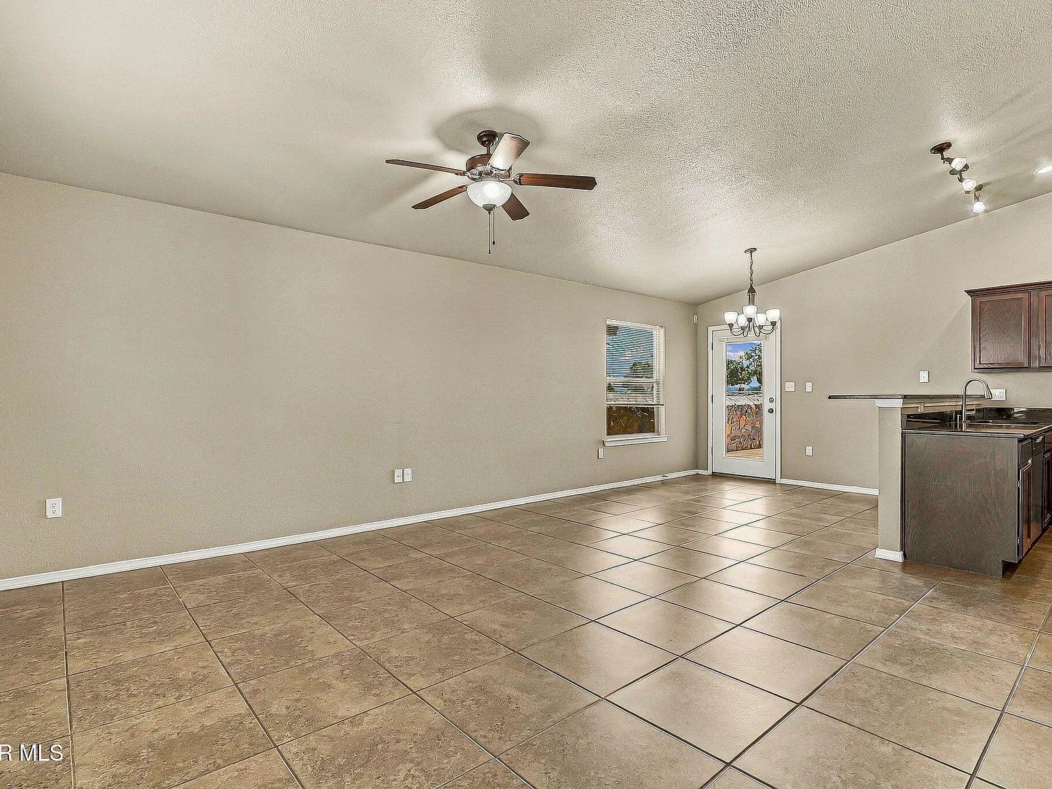 3 bed, 2.0 bath, 1387 sqft, $1,625 — Photo 4