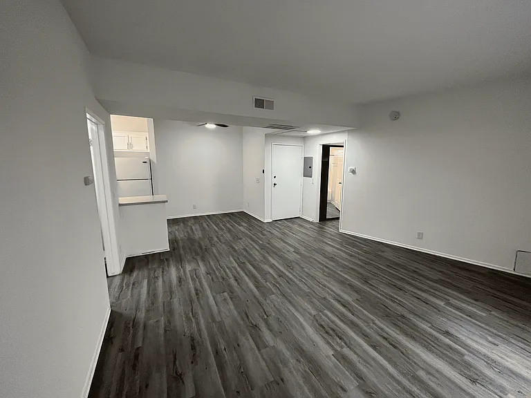 685 Kelton Ave — Photo 7