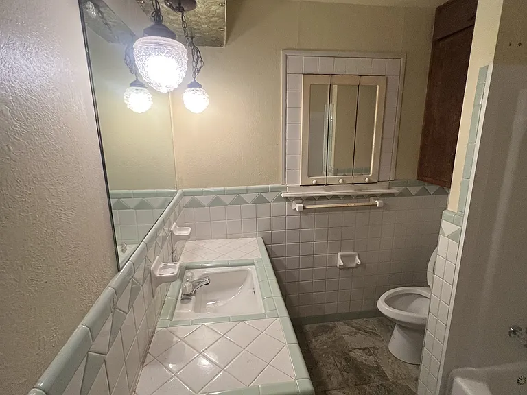 403 SW 45th St — Photo 8
