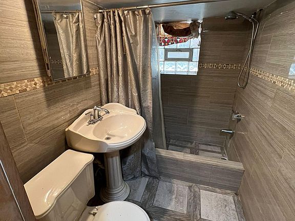 4th image of 5526 N Sawyer Ave #1B