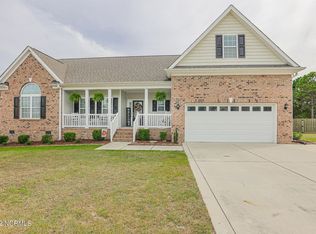 303 Moray Ct, Hubert, NC 28539