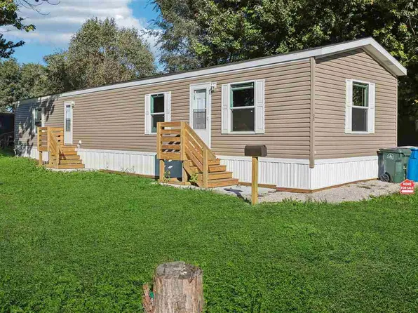 25 Gas Lantern Sq, Muscatine, IA 52761