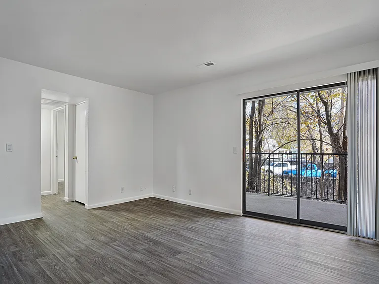 Woodlawn Apartment Homes — Photo 9