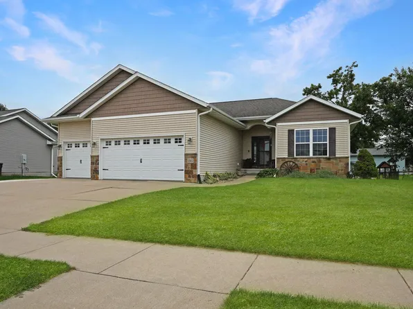 1502 Algonquin Dr, Cedar Falls, IA 50613