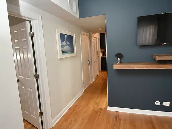 3rd image of 906 N Damen Ave #17810654