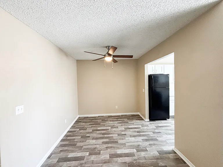 (first floor) 2 bedroom - 2 bathroom apartment 
-Dining Area