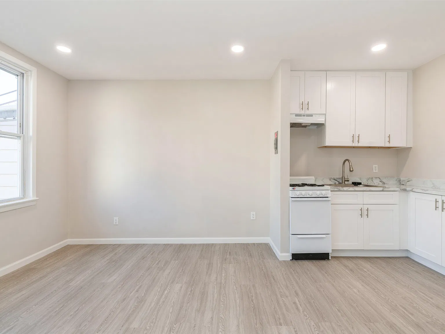 Studio, 1.0 bath, 400 sqft, $1,800 — Photo 2
