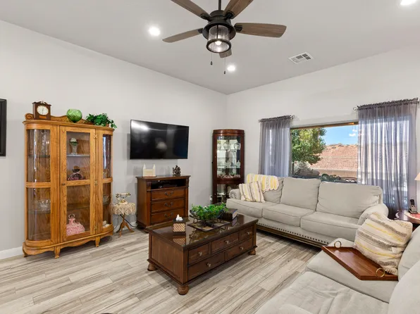 879 N Sandy Talus Dr, Washington, UT 84780