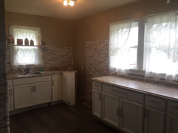 4th image of 902 Avenue F