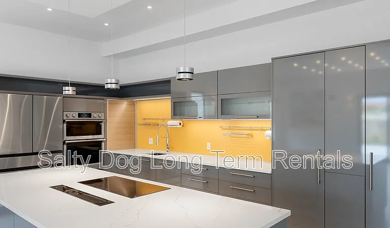 3001 John Anderson Dr — Photo 6