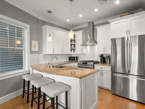 29 M St #2, South Boston, MA 02127