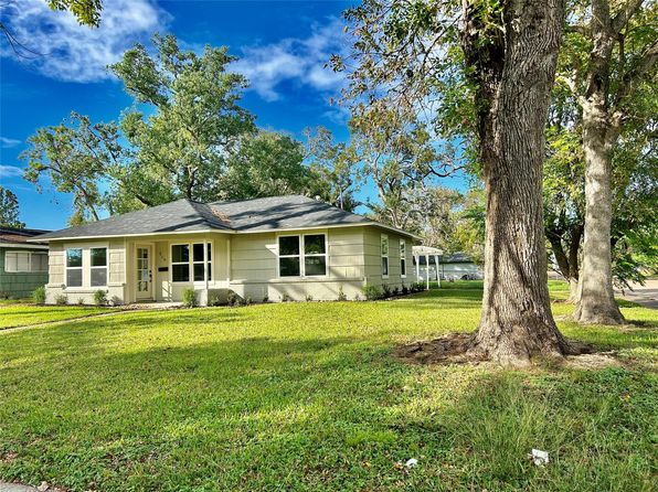 319 Wisteria St, Lake Jackson, TX 77566