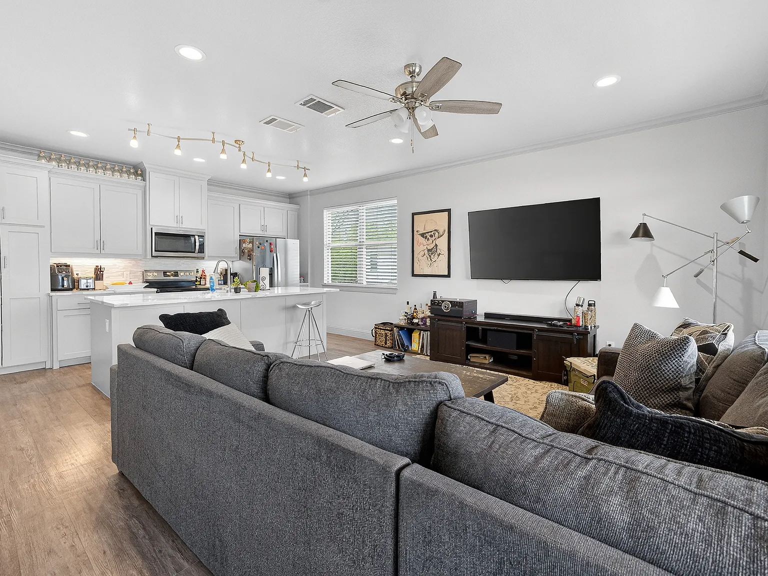 5 bed, 5.5 bath, 2200 sqft, $6,750 — Photo 4