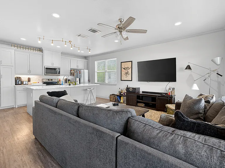 3521 S Hills Ave — Photo 4