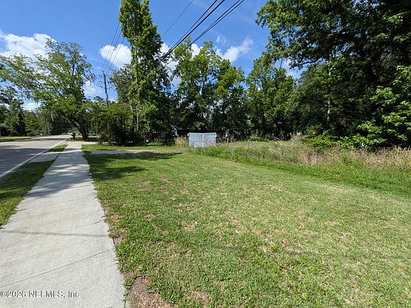 3rd image of 408 CHAFFEE Road N