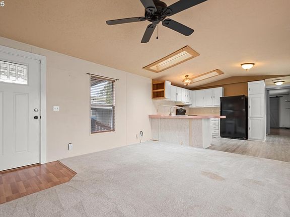 Living Room>