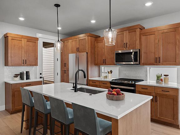 3rd image of 3871 NE Petrosa Ave
