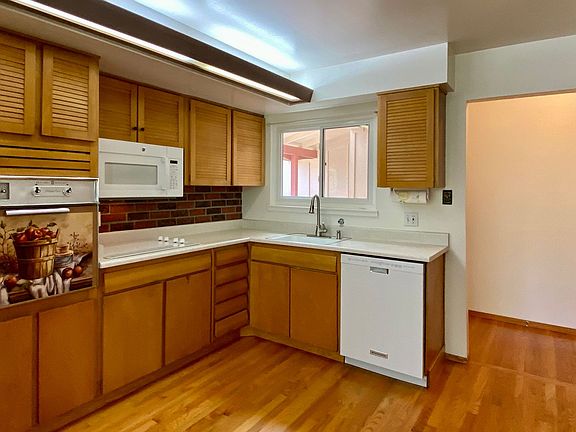 3rd image of 901 Blazingwood Ave