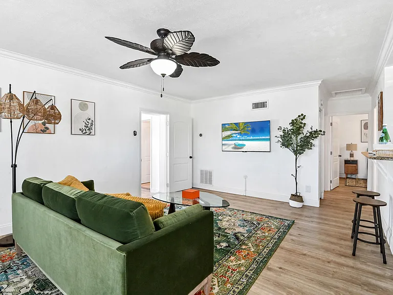 1032 W Jennings St — Photo 5