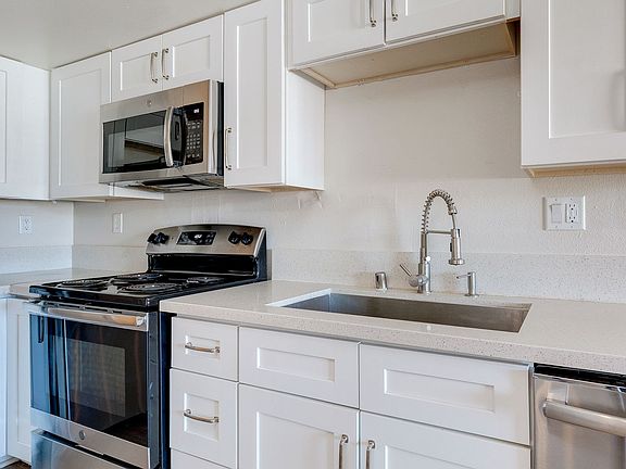 3rd image of 471 Jefferson Blvd APT 3