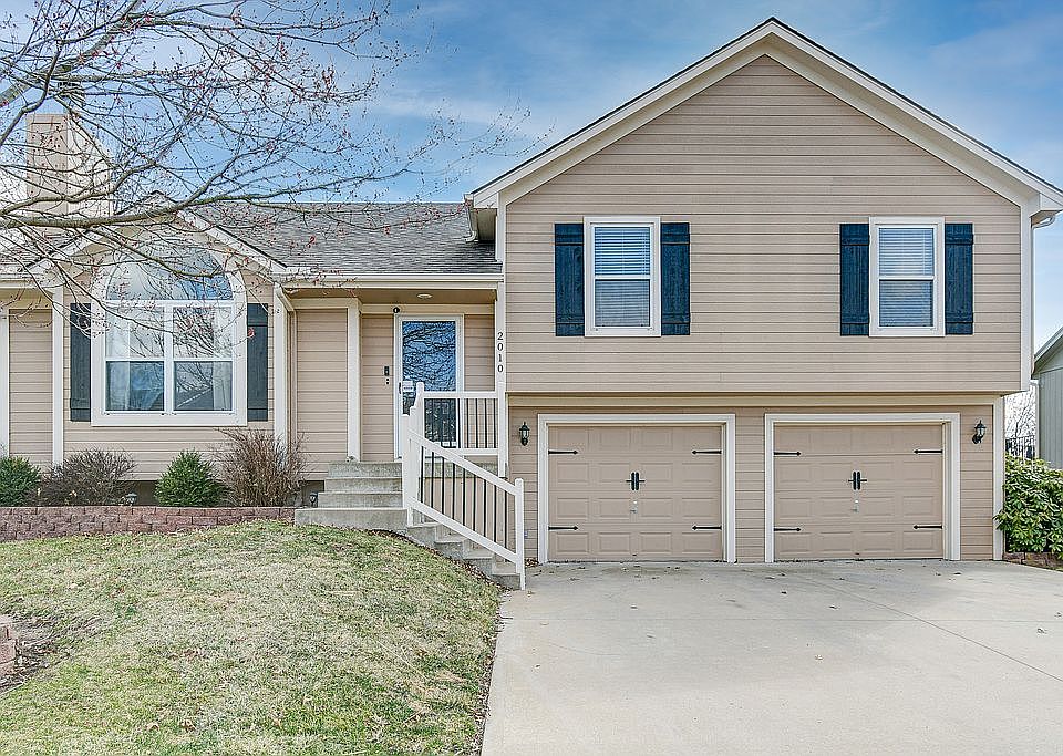 1st image of 2010 NE Summerfield Ln