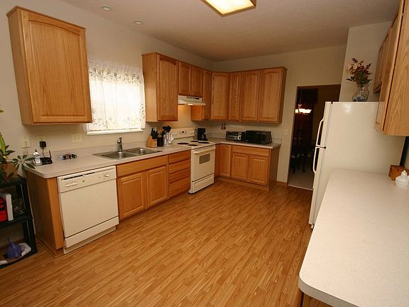Lovely kitchen with 9 ft ceilings 42 inch cabinets and pergo floor