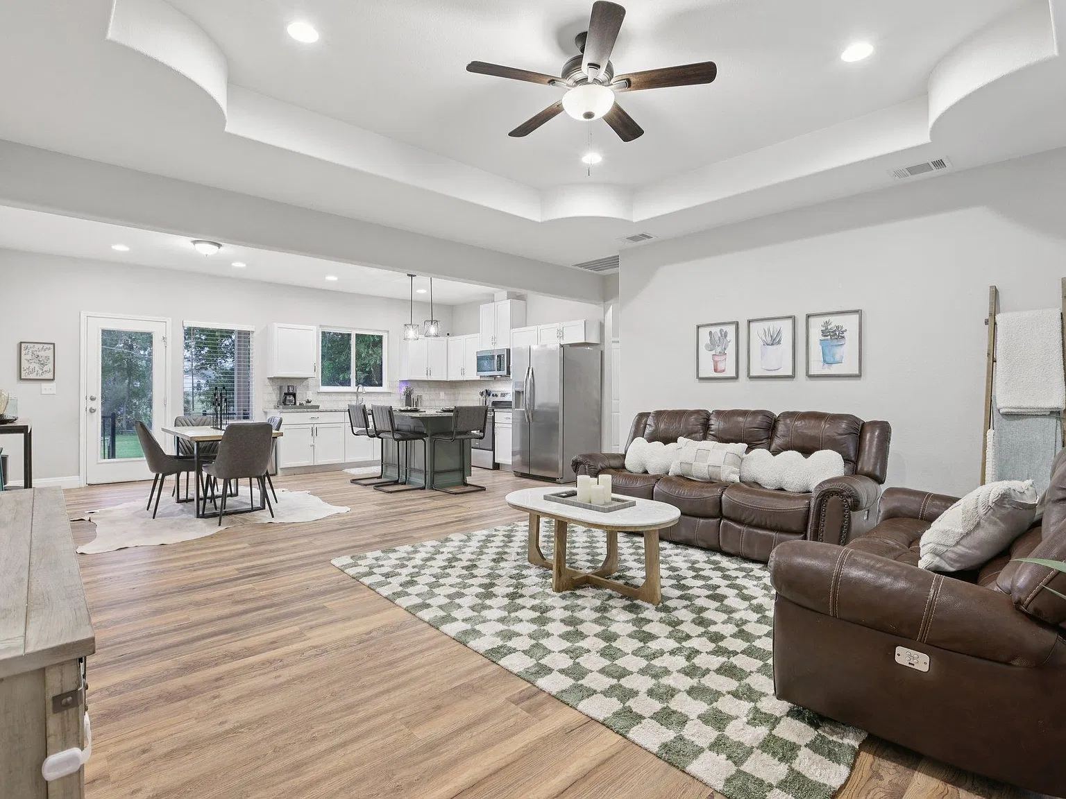 4 bed, 2.0 bath, 1560 sqft, $2,100 — Photo 4