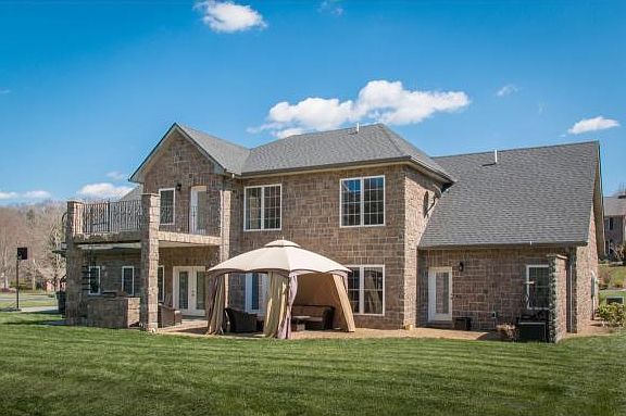 2nd image of 231 Roscommon Dr